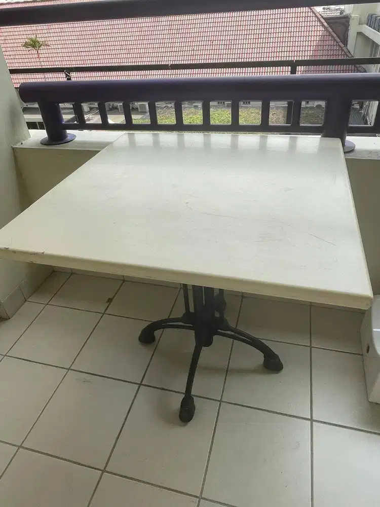Meja Besi Putih Persegi – Cocok untuk Kantor, Kafe, & Rumah