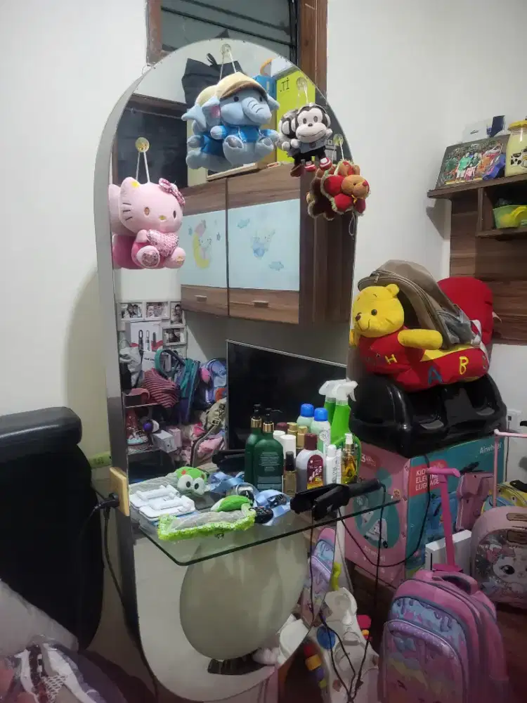 Kaxa salon bolak balik ada colokan di samping mah bagus.