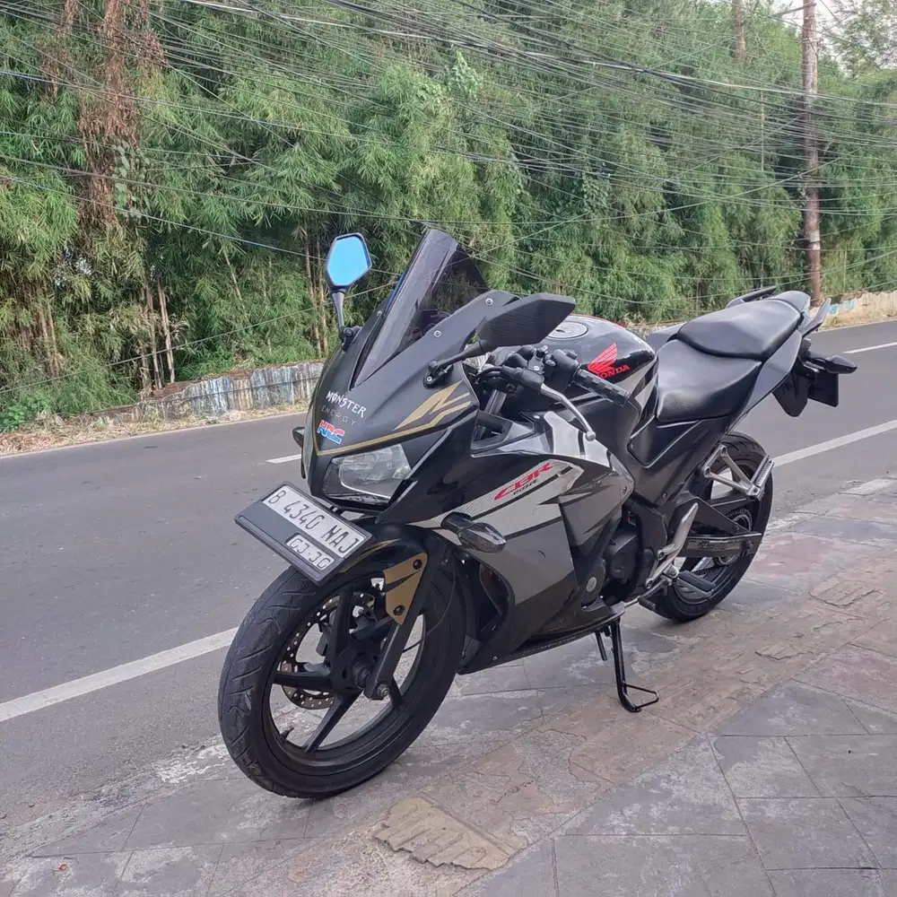 Honda CBR 150 2015 Orisinil mesin Cakep Bagus Lengkap