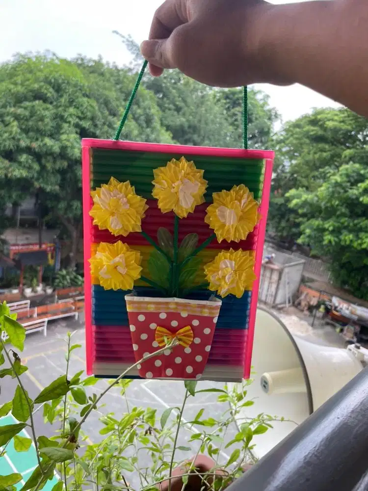 Hiasan dinding bunga dari barang bekas