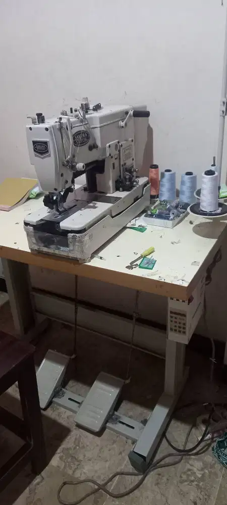 Mesin lubang kancing dan mesin pasang kancing