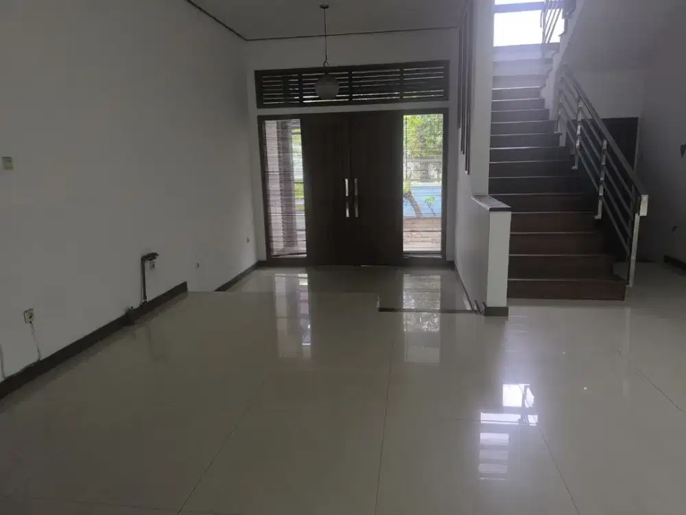 Disewakan Rumah 2 Lantai Nyaman Siap Huni Lokasi di Batununggal Indah Bandung