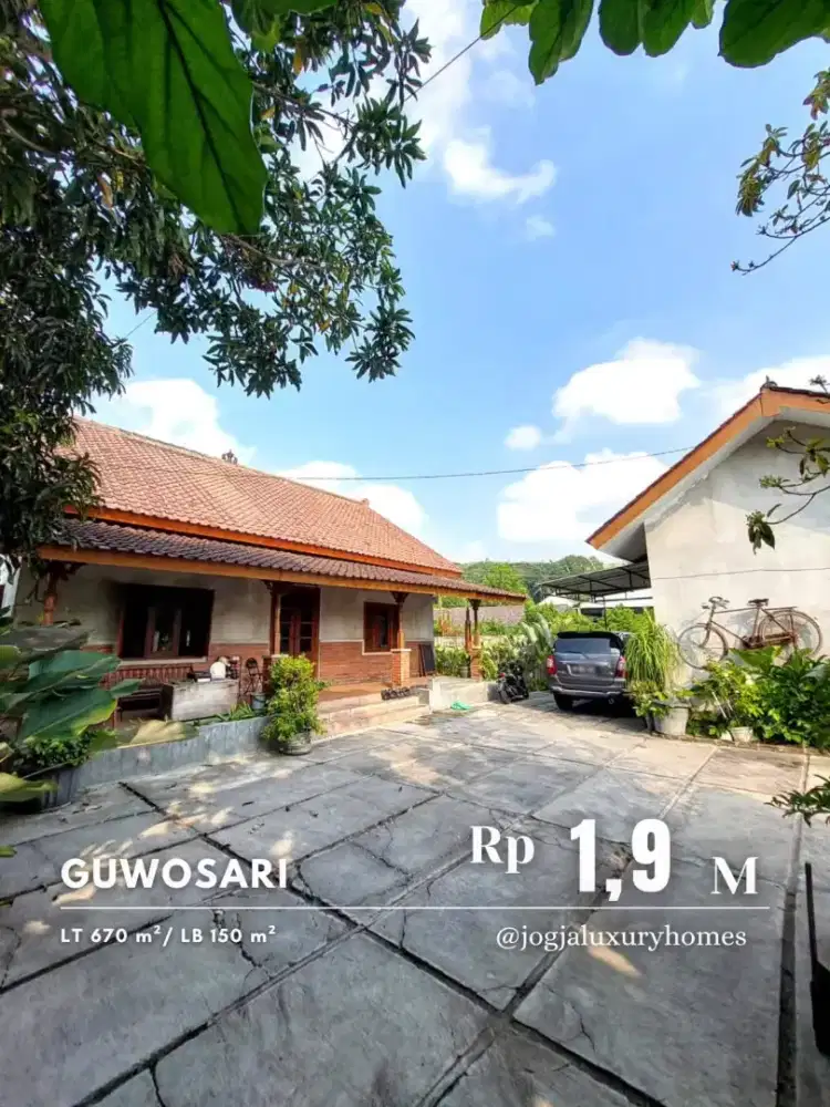 Dijual Rumah Nuansa Villa dengan Halaman Luas di Guwosari
