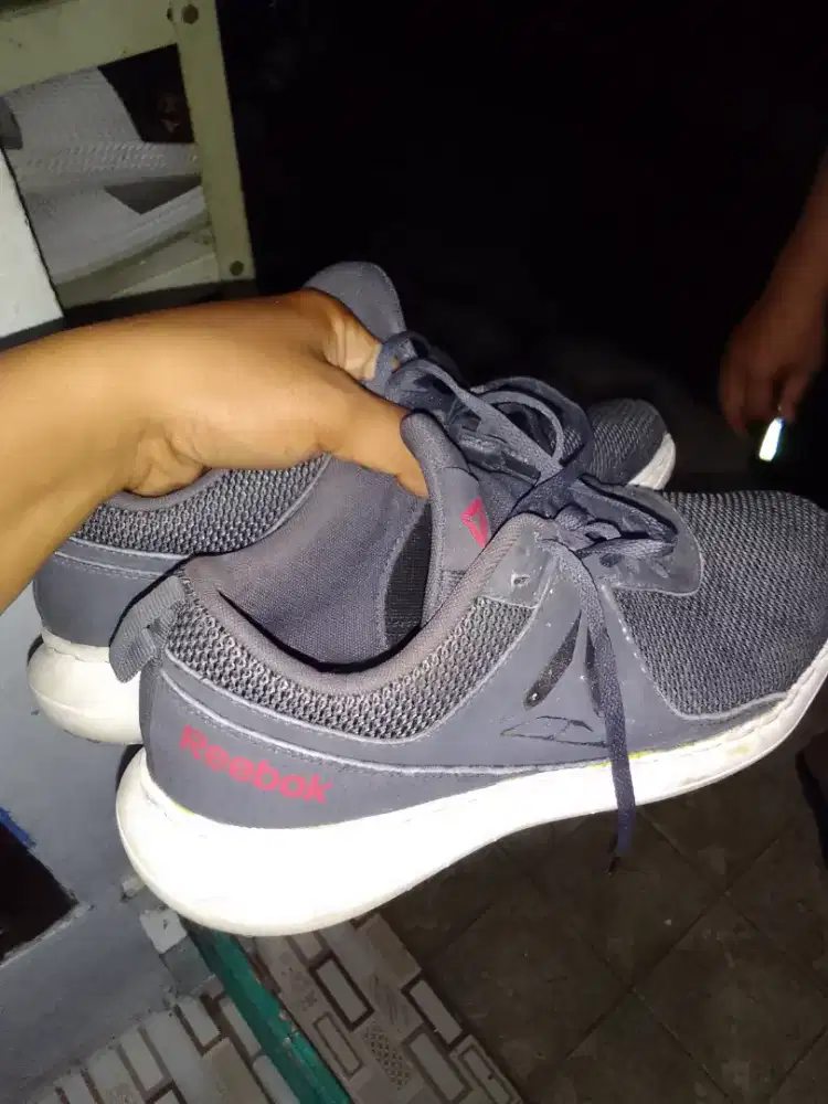 Sepatu Reebok abu-abu