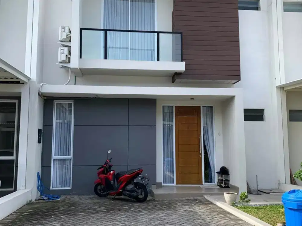 Rumah 2 Lantai, Furnished, Lokasi Strategis di Central Park, SDA