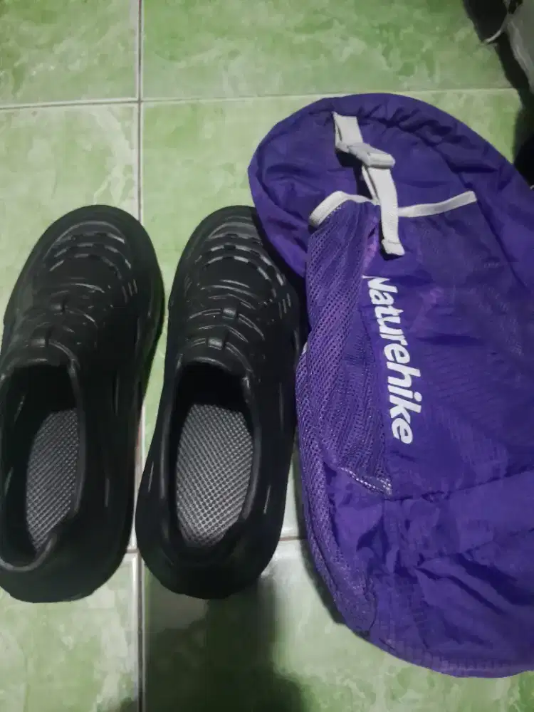 Tas naturehike dan sandal sepatu masih baru