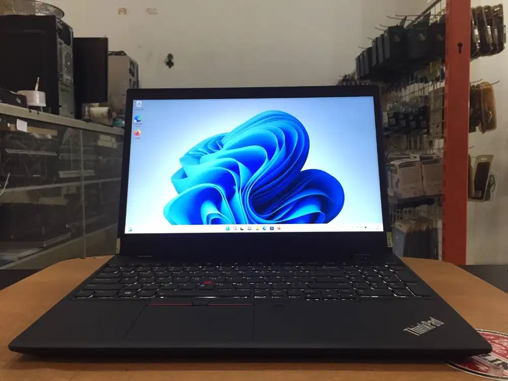 Laptop Lenovo ThinkPad T570 Core i7Gen7 Ram 16GB SSD 256GB 15in Mulus