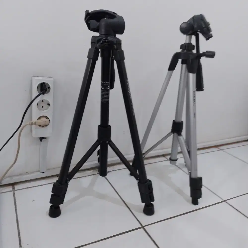 Tripod hitam dan silver