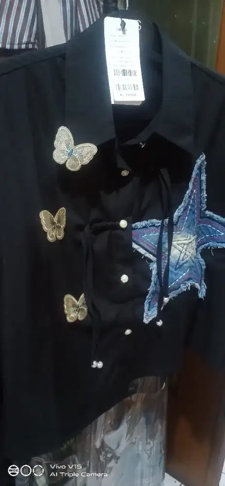 Kemeja warna hitam berkerah.