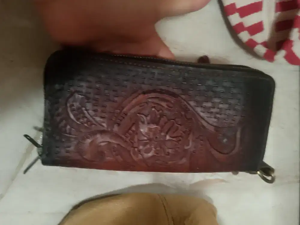 Dompet kulit motif batik