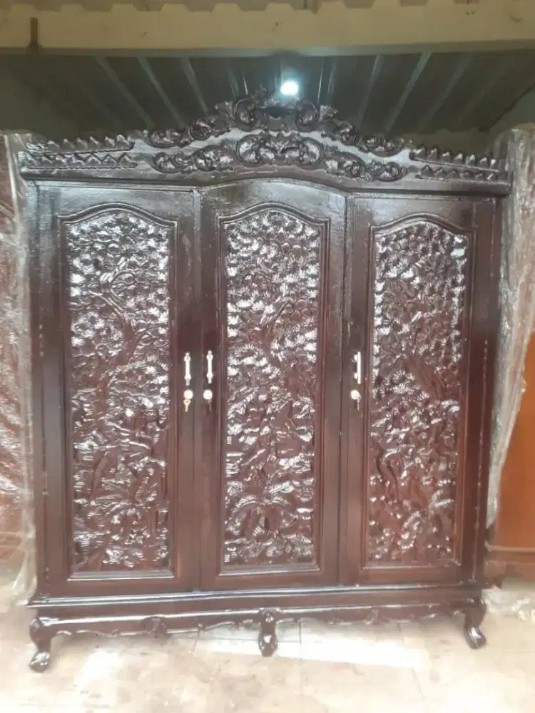 Lemari antik ukir jati tua bekas dah melamin seperti baru Bogor