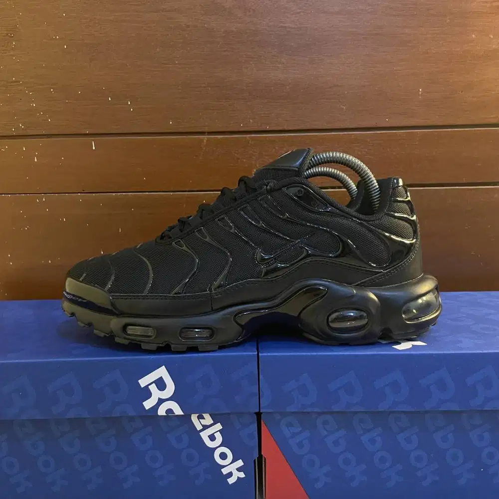 42 - Sepatu Nike Air Max Plus TN Triple Full Black Hitam