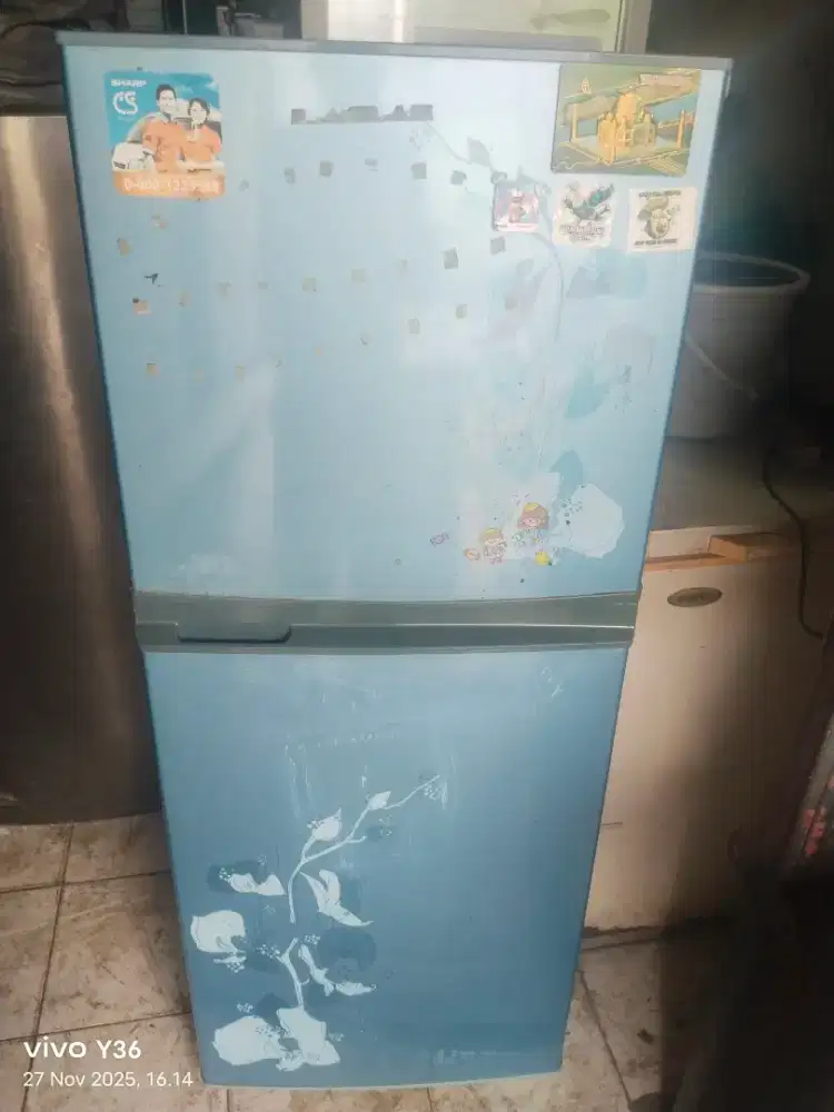 Di jual cepat kulkas 2 pintu merk sharp