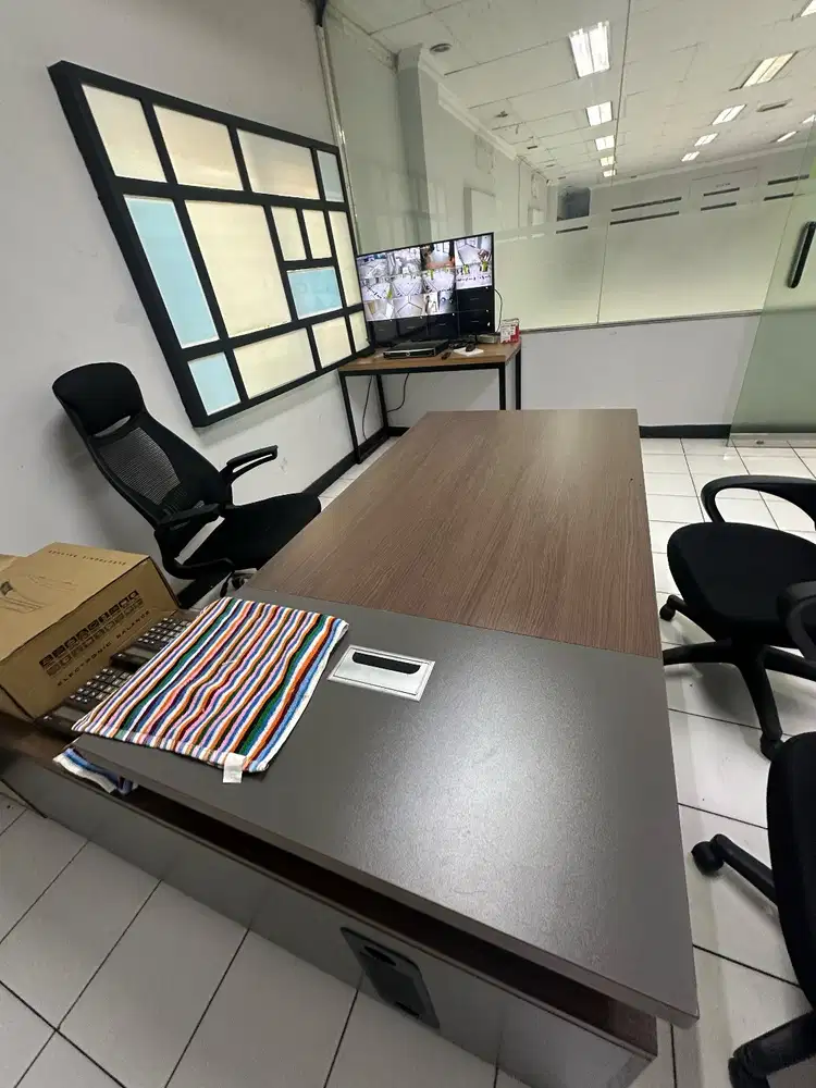 Meja Kantor, Tidak Digunakan, Berkualitas Tinggi, dengan 3 Kursi,
