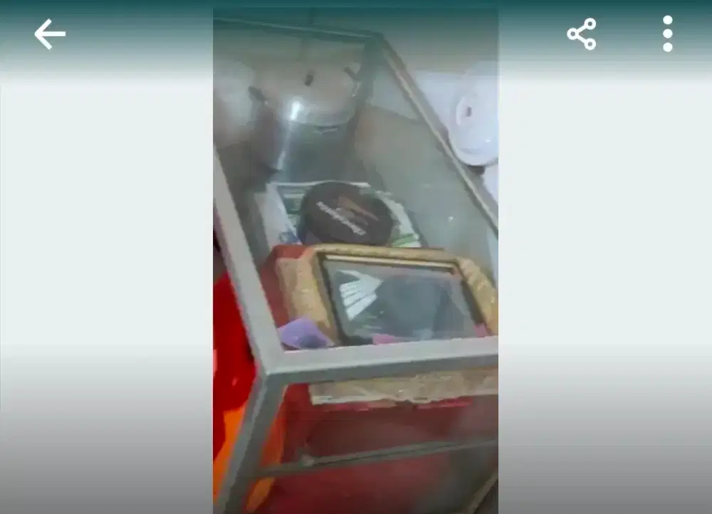 Estalase kaca tanpa tutup