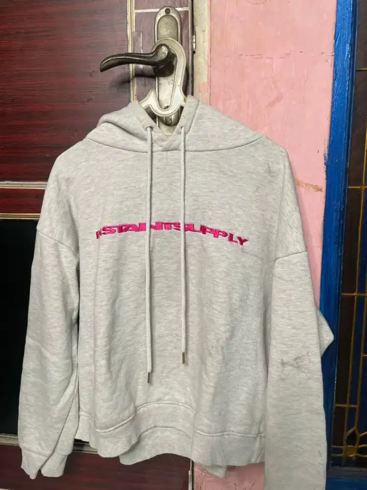 Hoodie Abu-abu tulisan Pink
