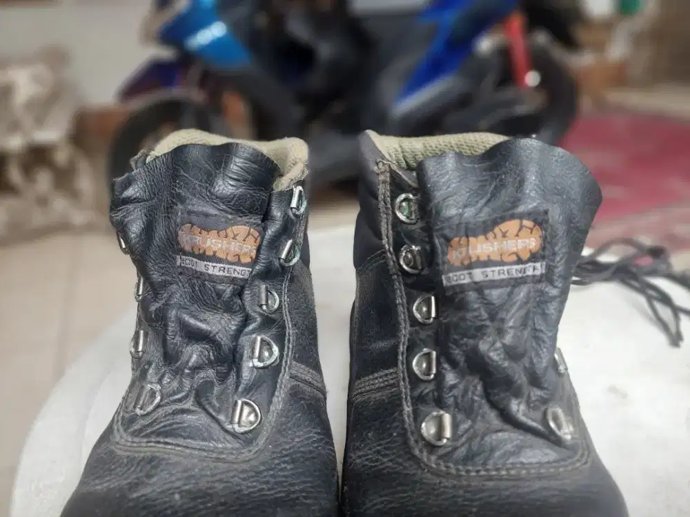 Safety shoes ukuran 41