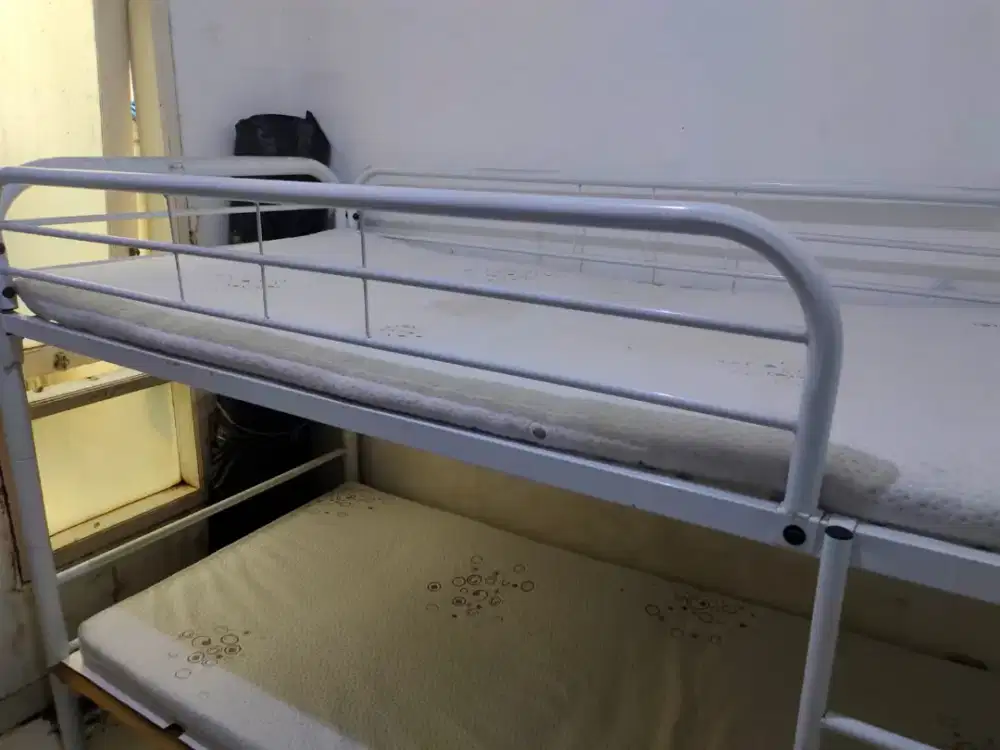 Tempat tidur tingkat informa