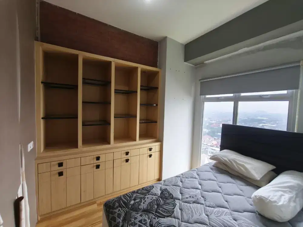 APARTMENT MURAH, TERAWAT FULL FURNISH POSISI POJOK VIEW KOTA 2 SISI DI GUNAWANGSA MERR SURABAYA