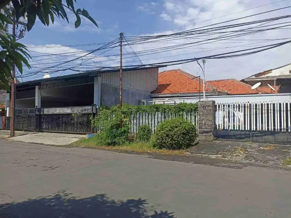 Dijual Raya Manyar Rejo Surabaya Rumah Komersial Area Luas dan Lengkap Ex. Salon Mobil