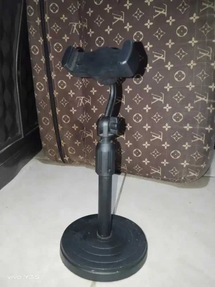 Tripod Hitam Minimalis — Simple