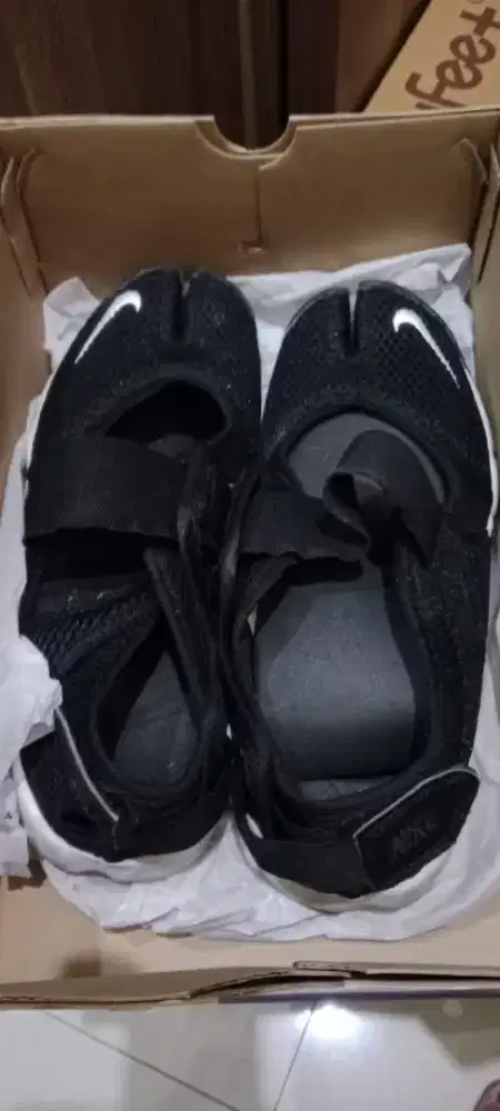 Sepatu hitam size 39