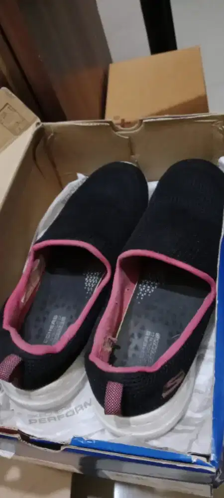 Sepatu skecher size 39