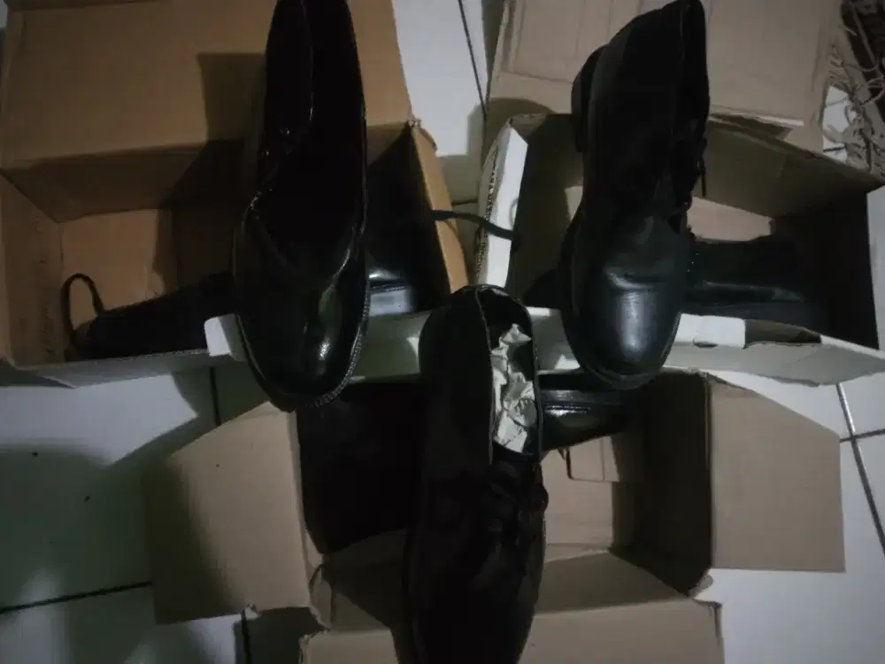 Sepatu pantofel satpam