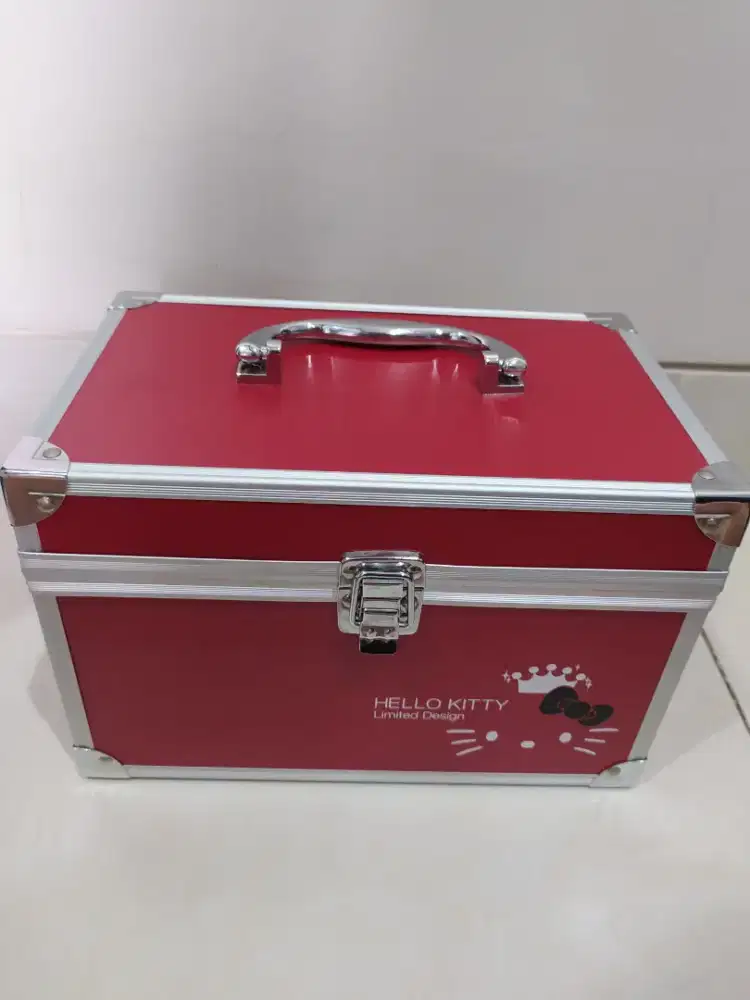 Box make up hello kitty merah