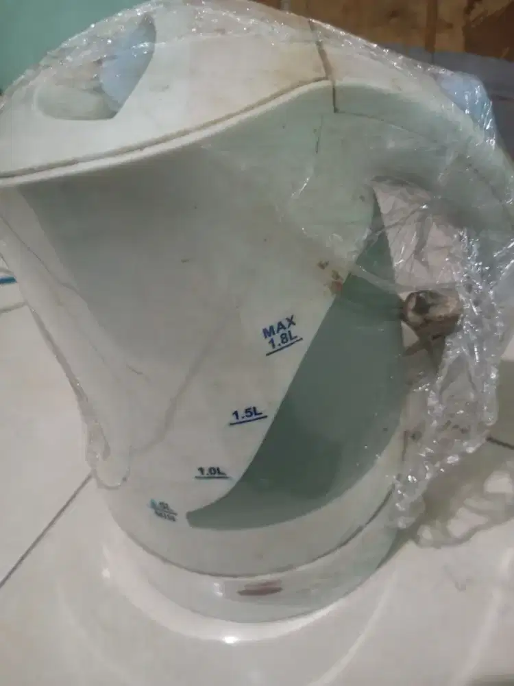 Teko listrik warna putih