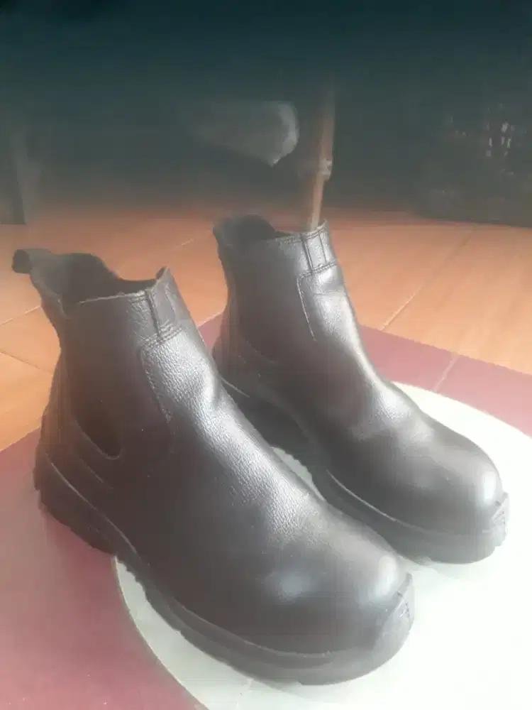 Sepatu safety no 43 merk garuda