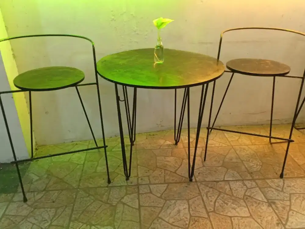 DIJUAL 1 SET MEJA KURSI CAFE