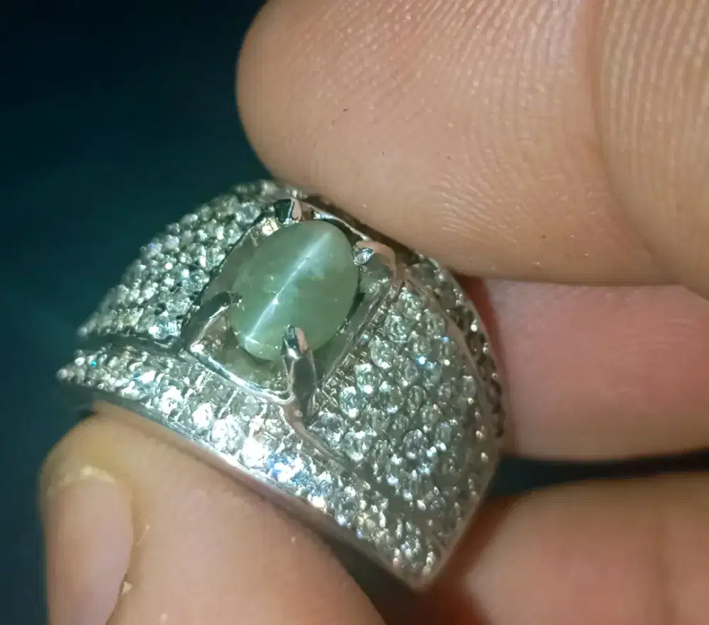 Cat eye chryssoberyl Ceylon Srilanka memo perak microsetting