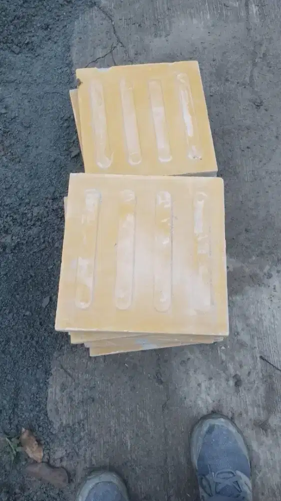 Paping trotoar motif garis/dot