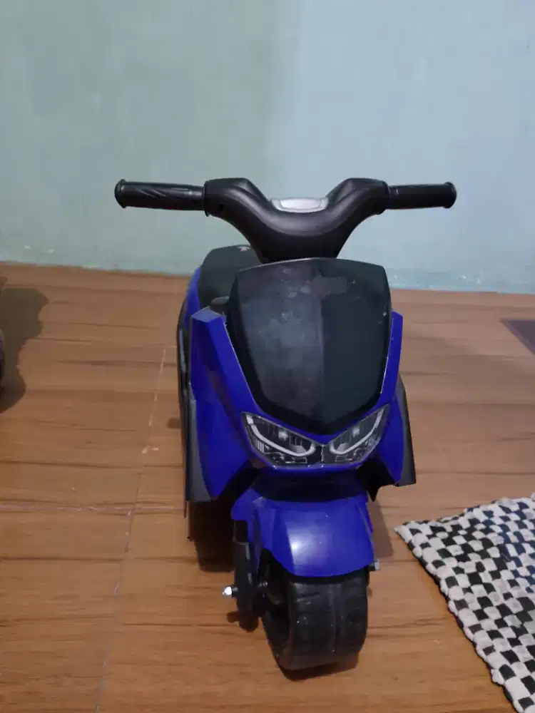 Motor PCX anak warna biru