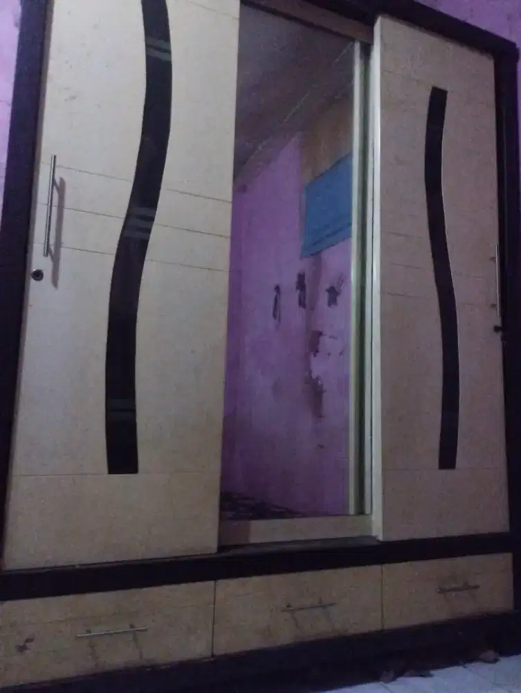Lemari baju 3 pintu