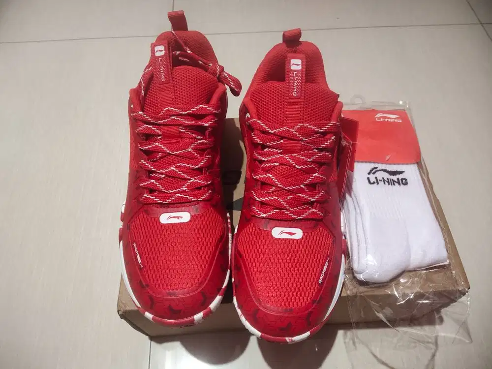 Sepatu badminton Li-Ning saga lite x UK 42 merah