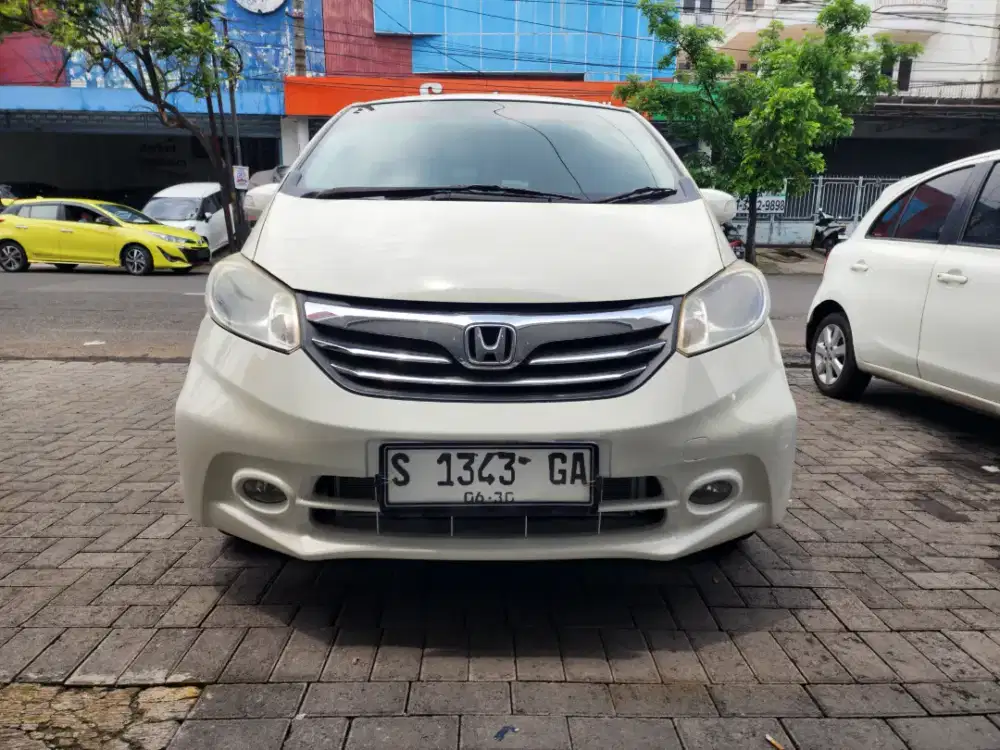 Honda freed S matic 1.5 putih 2015 full orisinil surabaya