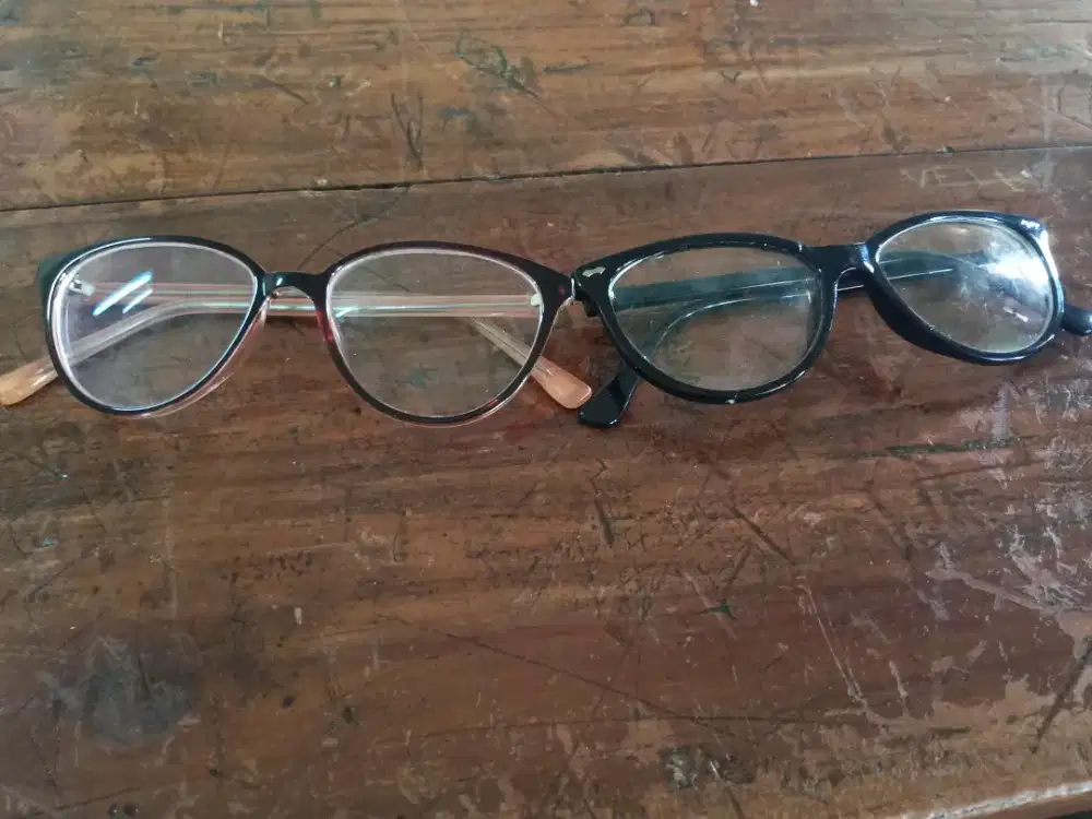 Kacamata — “Dark Classic Shades” (Trendy)