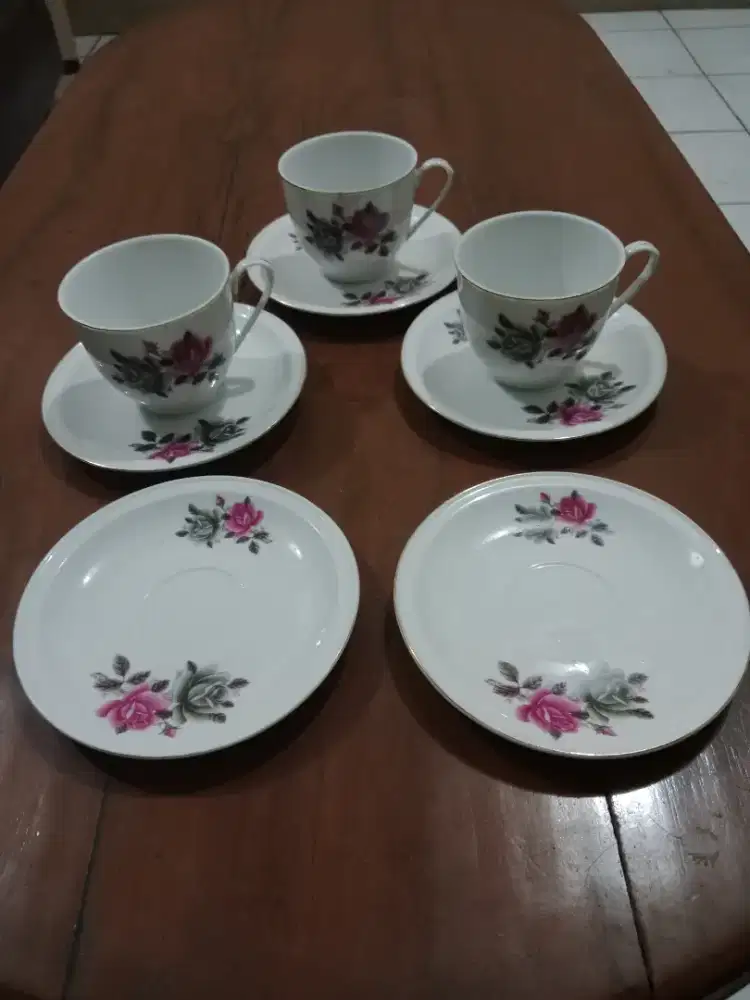 Cangkir Teh Jadoel Antik (5 Pisin, 3 Cangkir)