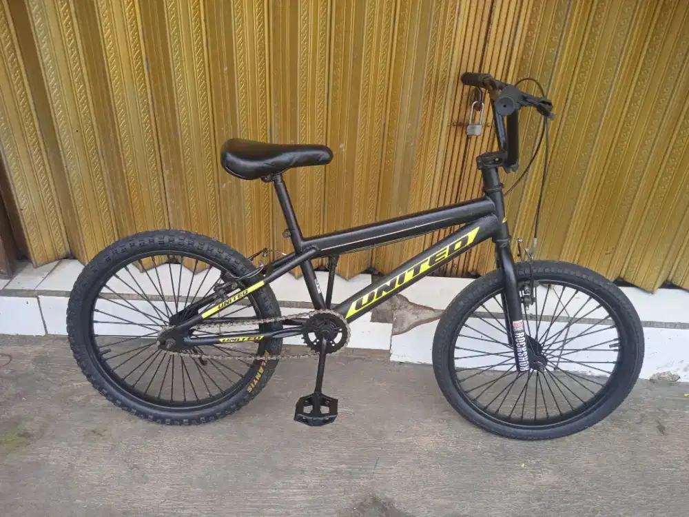 Sepeda BMX ukuran 20