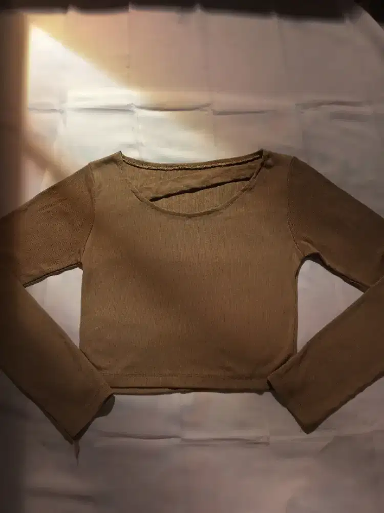 Crop Top Lengan Panjang Wanita – Warna Coklat