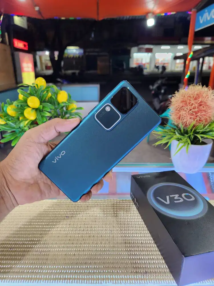 Vivo V30 5G Ram (8+8) 16Gb/ 256Gb Fullset Ori 100% Like New Bergaransi