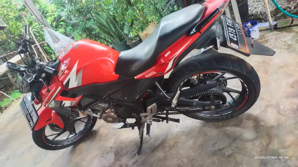 Jual cepat Honda CB 150cc, warna merah, mulus pemakaian pribadi