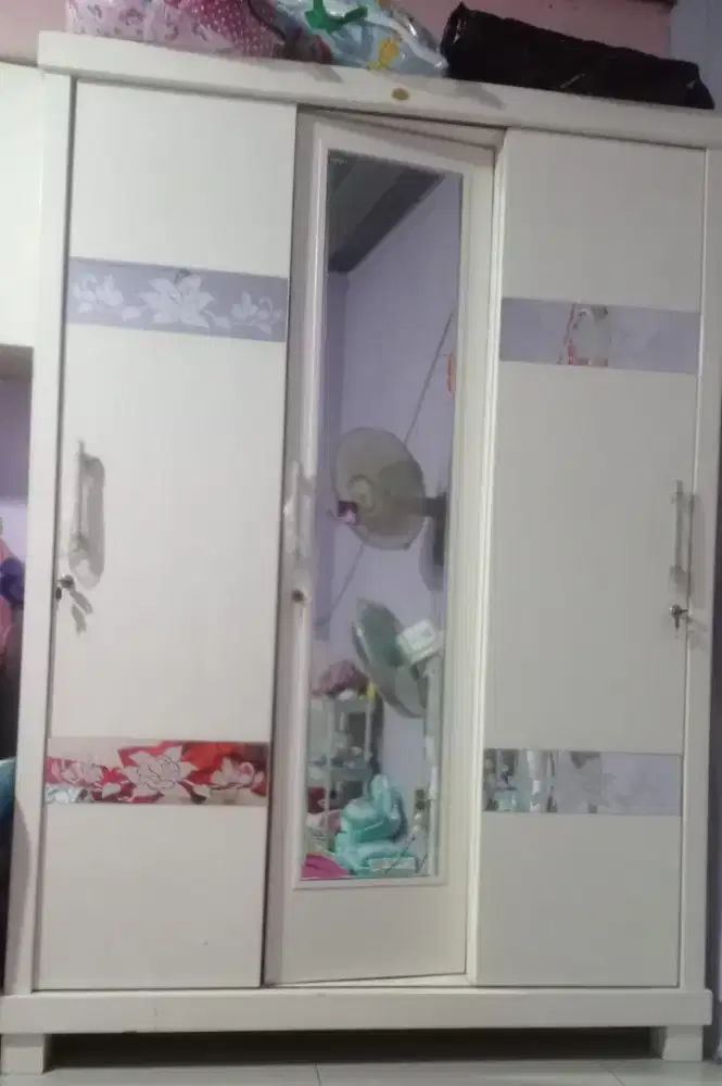 Lemari pintu 3 sleding