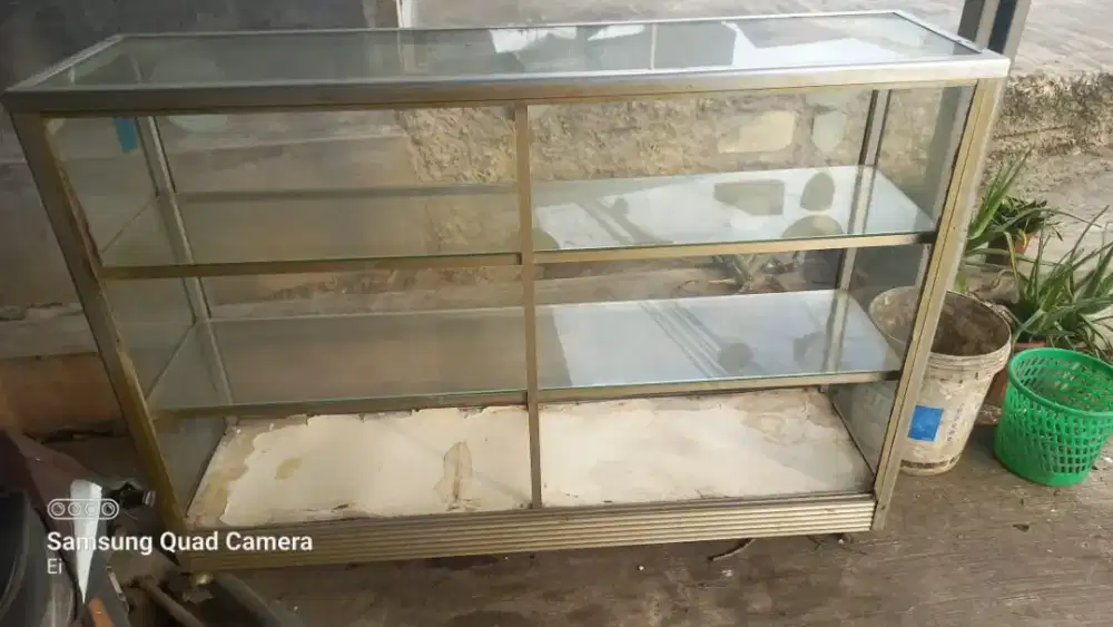 Etalase uk.2m siap pakai yg bs ke.lokasi pasir putih