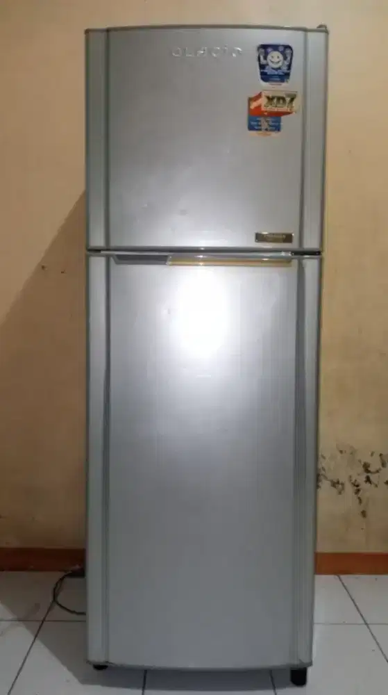 Di jual kulkas Toshiba Glacio 2 pintu