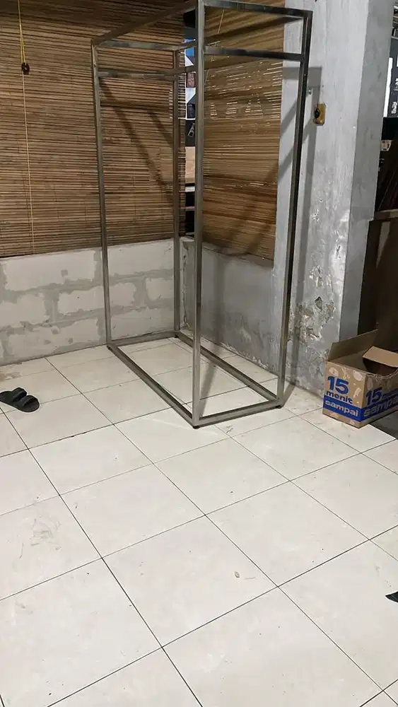 Gantungan  baju toko