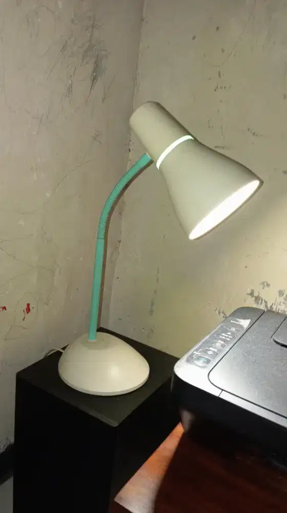 Lampu meja belajar philips