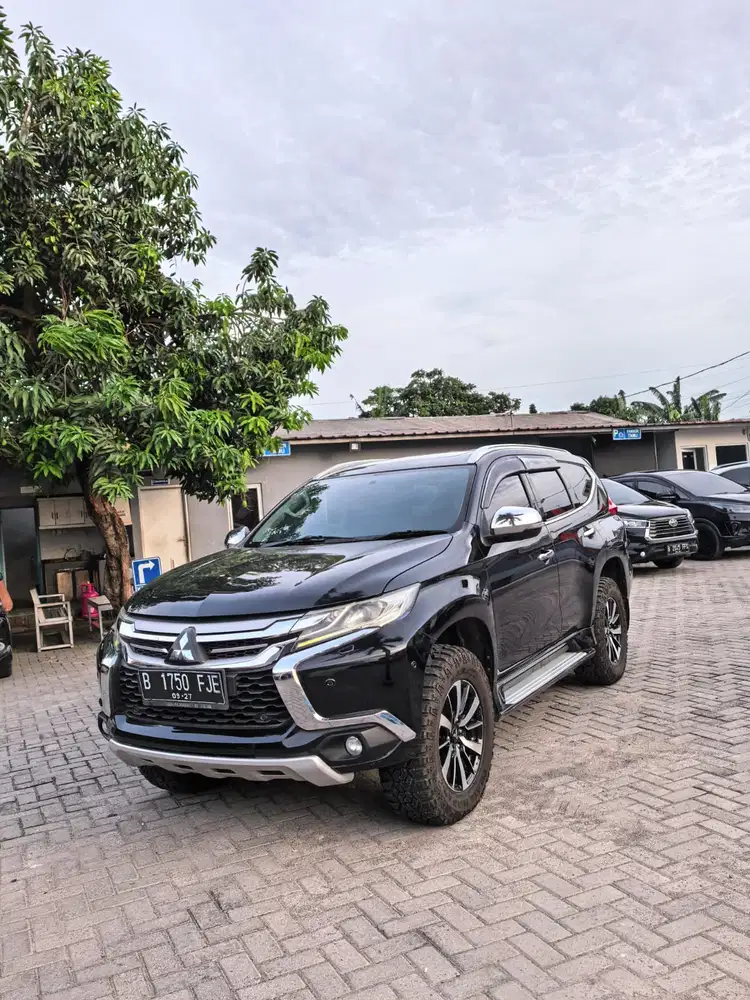 Mitsubishi Pajero Sport  Dakar 4x4 th 2017 hitam
